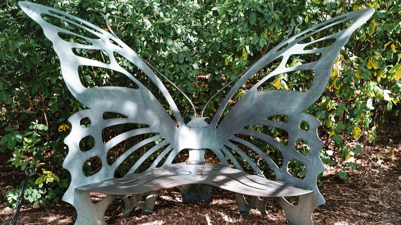 Un banc en forme de papillon dans les jardins de Brookside
