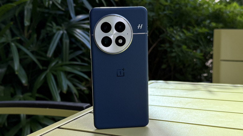 Téléphone OnePlus 13 debout sur la table