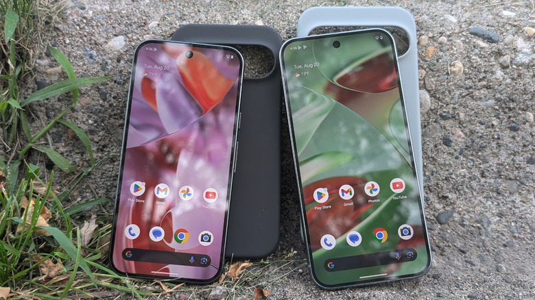 Deux téléphones Google Pixel se tenant contre leurs cas sur fond en béton