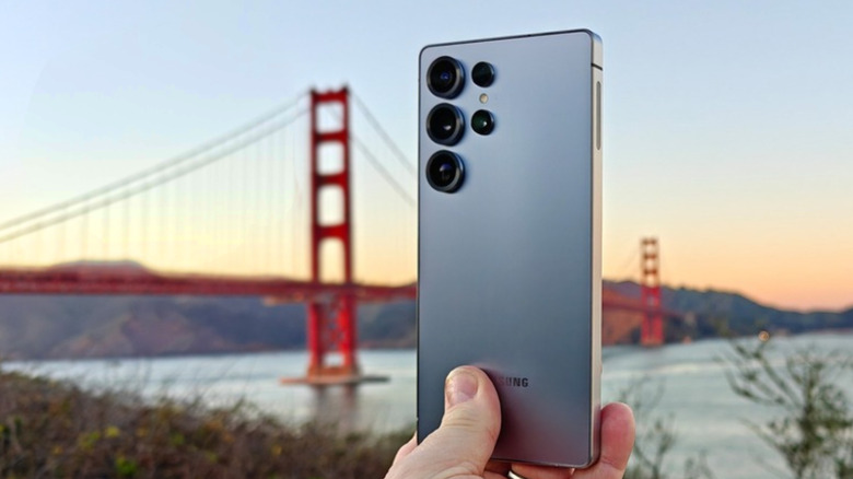 Maintenir la main Samsung Galaxy S25 Ultra devant Golden Gate Bridge