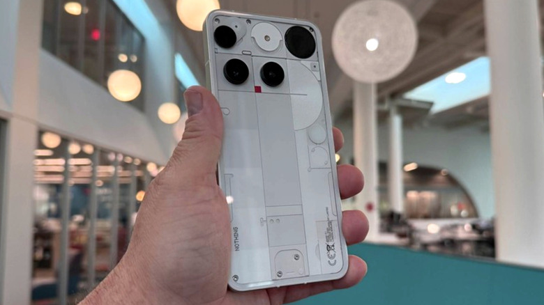 Main ne contenant rien de téléphone 3 devant la salle des congrès publique