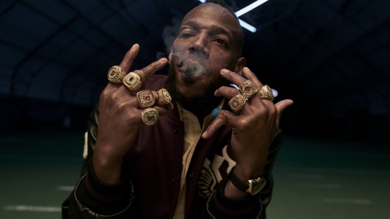 Marlon Wayans comme Isaiah White en tenant ses huit anneaux avec un visage battu en lui