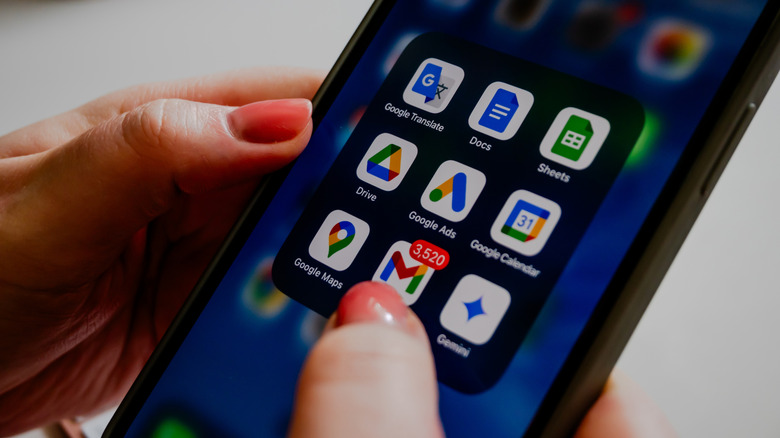 Mains à l'aide de l'application de messagerie Google