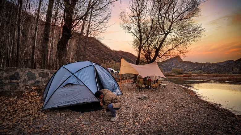 Camp au bord de la rivière le soir
