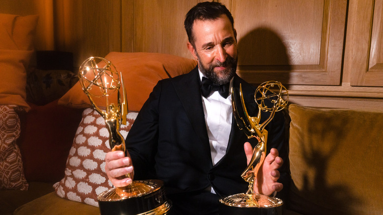Noah Wyle en regardant ses deux Emmy Awards