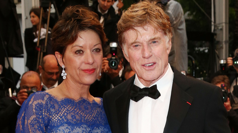 Robert Redford et son épouse, Sibylle Szaggars, posant pour une photo de la première `` All Is Lost ''