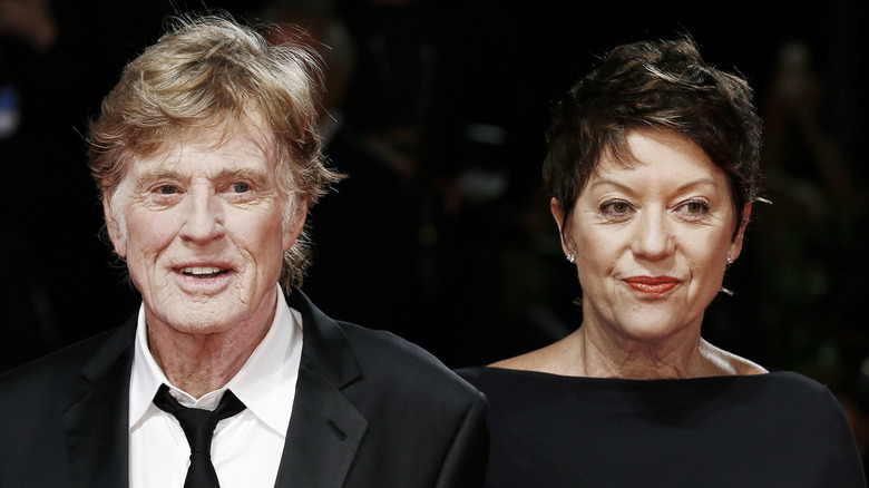 Robert Redford et son épouse, Sibylle Szaggars, vêtu de tenues noires lors d'un événement à Venise