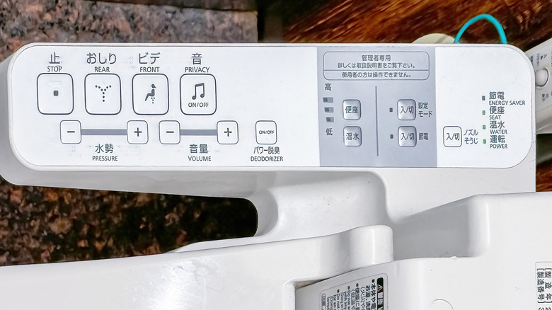 Un panneau de commande de toilettes japonais