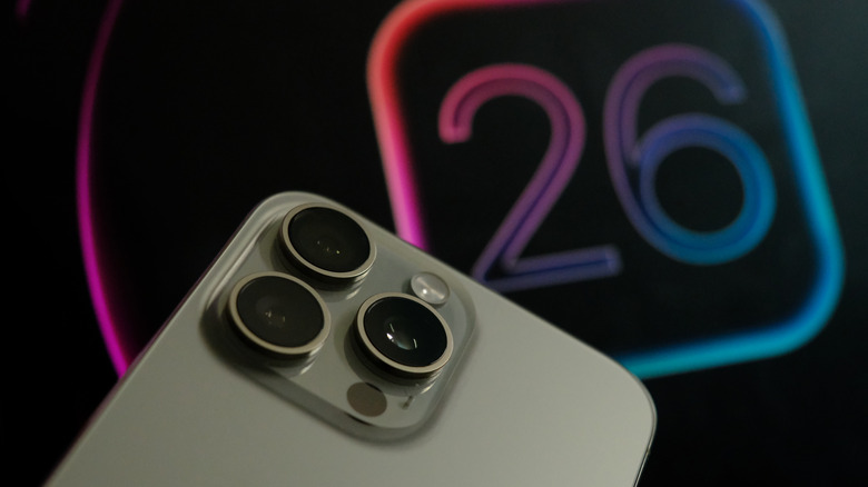En gros plan de l'iPhone d'Apple, Apple annonce iOS 26 lors de sa WWDC 2025