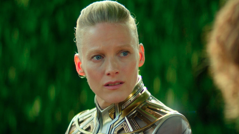 Gros plan de Demerzel dans la saison de fondation 3