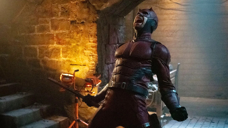 Daredevil se penchant en arrière et hurlant dans Daredevil: né de nouveau