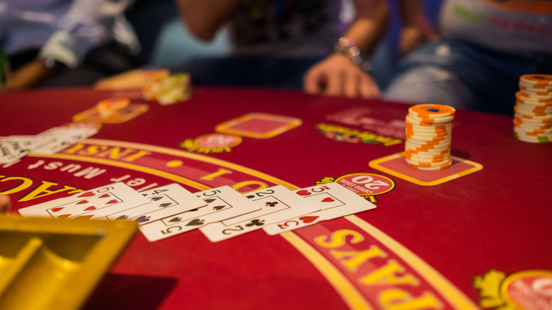 Cartes et jetons sur une table de casino.
