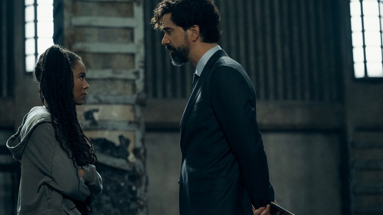 Marie et Dean Cipher parlent après les cours de formation de la génération V