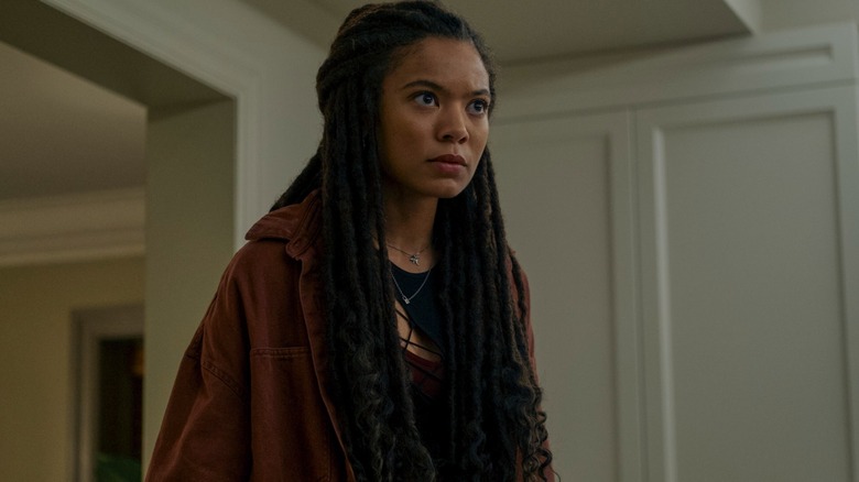 Marie regarde Sam alors qu'il vole dans une crise de rage dans la saison 1 de Gen V