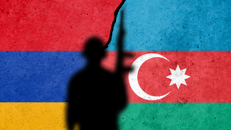 L'Arménie et les drapeaux azerbaïdjanais avec un soldat devant eux