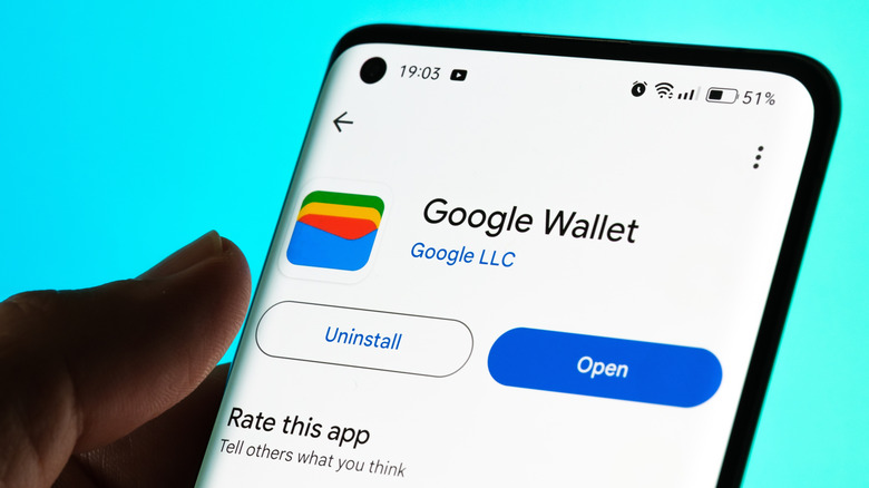 Personne tenant un téléphone avec Google Wallet sur Scren