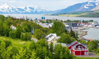 La deuxième ville de l'Islande est une évasion unique avec des sources chaudes géothermiques toute l'année