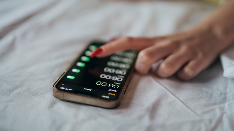 personne activant les alarmes iPhone