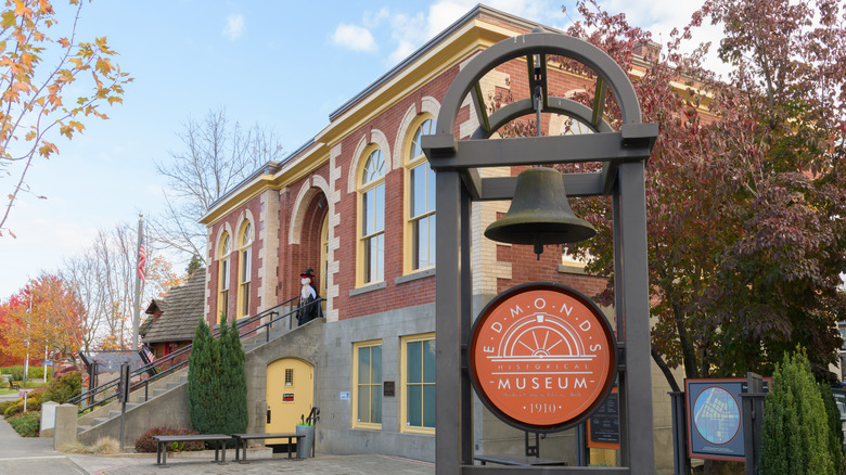La façade du musée Edmonds un jour d'automne