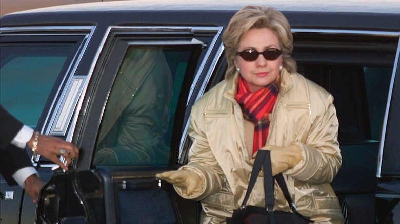 Hillary Clinton sort d'une limousine en 2000
