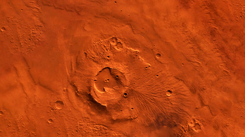La surface de Mars est vue dans une vue supérieure à la baisse