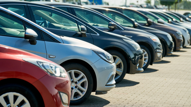 Une rangée de voitures de location