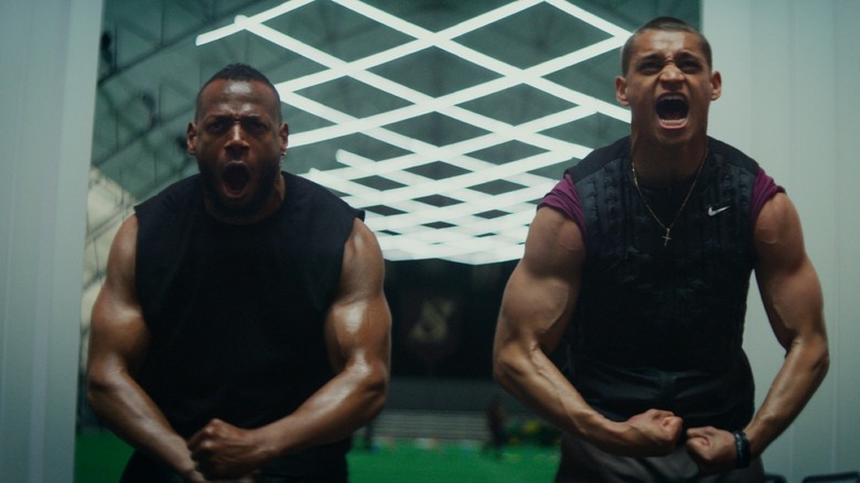 Marlon Wayans en tant qu'Isaiah White et Tyriq se déchaînent comme Cameron Cade fléchissant leurs muscles et laissant échapper un cri tout en s'entraînant en lui
