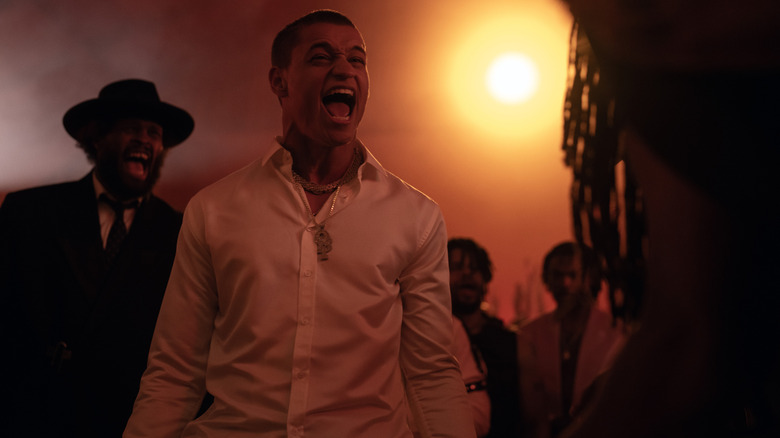 Tyriq se déchaîne comme Cameron Cade hurlant dans l'angoisse alors qu'il était entouré de figures sombres en lui