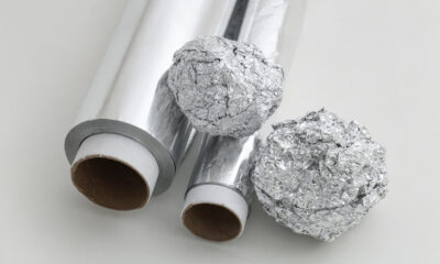 Ce simple piratage d'aluminium en aluminium nettoie facilement les grillades publiques désagréables pour une meilleure cuisine de camp