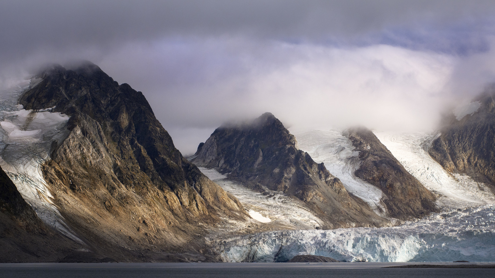 L'île éloignée dangereuse de la Norvège offre des vues polaires incroyables qui valent le risque