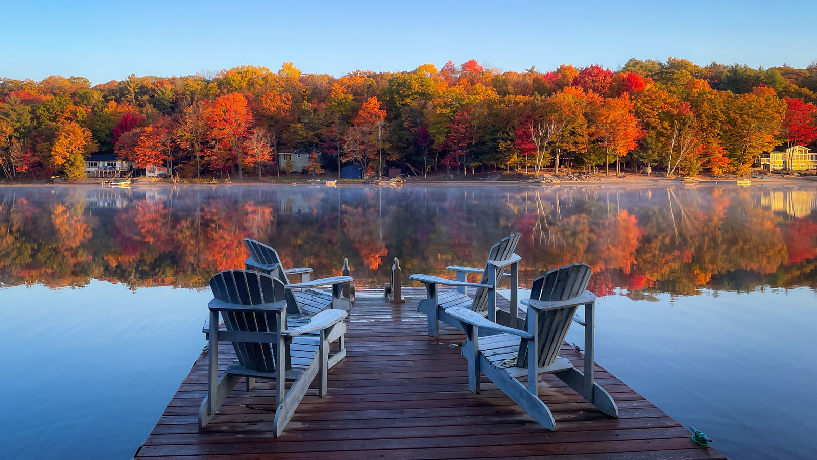 Ce charmant Lake District au Canada possède un feuillage d'automne incroyablement beau et luxuriant