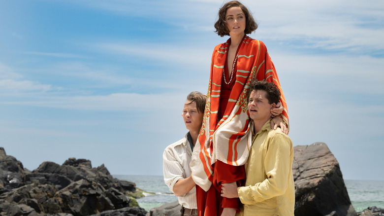 Ana de Armas en tant que baronne Eloise Bosquet de Wagner Wehrhorn portait sur les épaules de Felix Kammerer en tant que Rudolph Lorenz et Toby Wallace comme Robert Phillipson à Eden