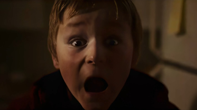 Un gros plan du jeune Billy hurle alors qu'il regarde est grand-père mourir dans la nuit silencieuse, mortelle (2025)