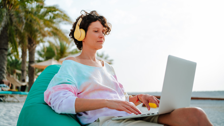 personne travaillant sur la plage