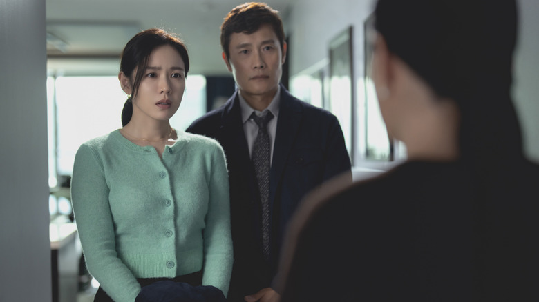 Lee Byung-Hun en tant qu'homme-soo et fils Ye-jin comme mi-ri debout près d'une porte avec des expressions concernées dans aucun autre choix