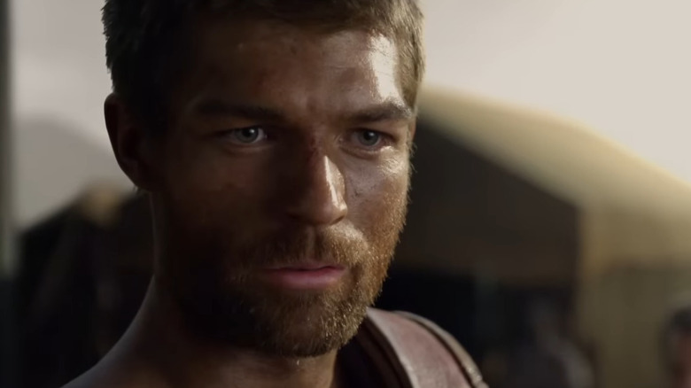 Un gros plan de Liam McIntyre comme Spartacus dans Spartacus: sang et sable