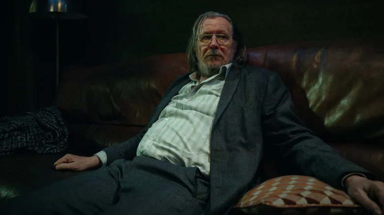 L'agneau Jackson de Gary Oldman s'allume sur un canapé en chevaux lents