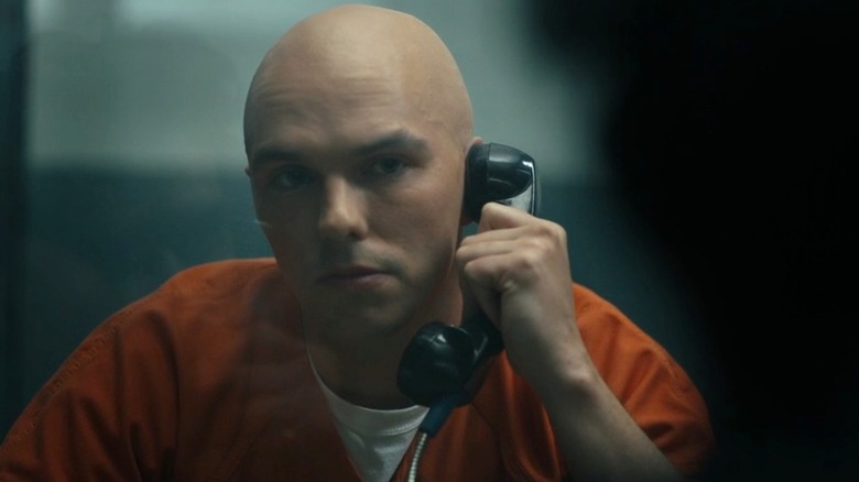 Nicholas Hoult comme Lex Luthor sur un téléphone de prison dans la saison 2 de Peacemaker, épisode 6, 