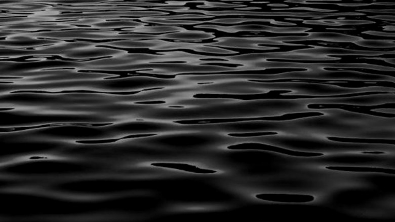 Les ondulations d'eau la nuit