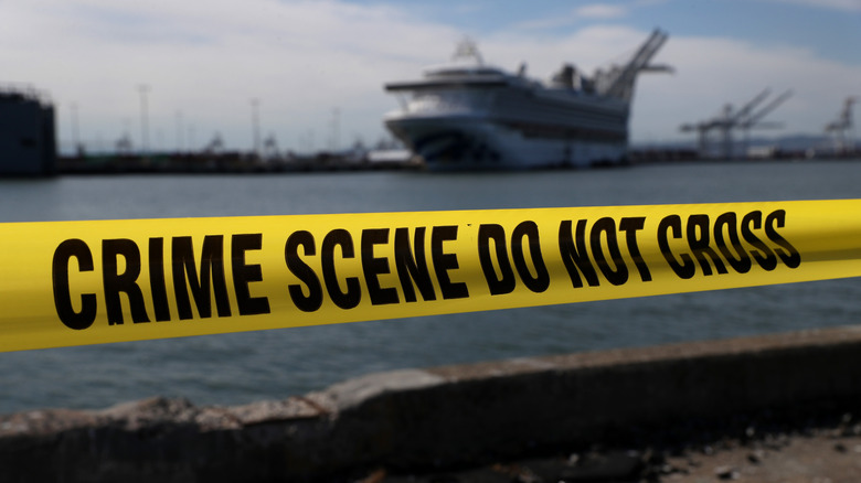 La bande de scène de crime est étirée devant un bateau de croisière
