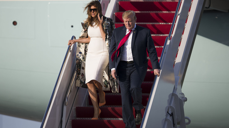 Melania et Donald Trump descendant les étapes de l'Air Force One