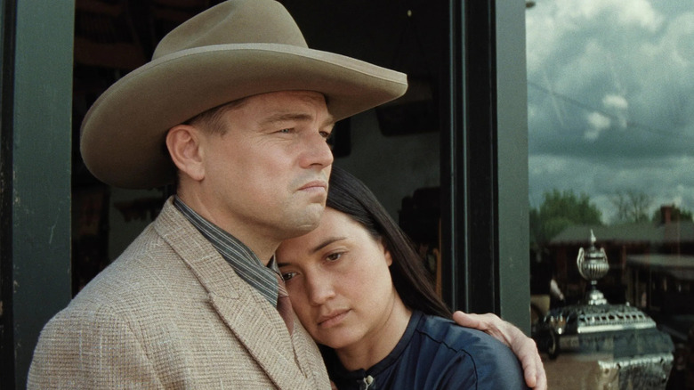 Ernest et Mollie s'embrassent dans les tueurs de la lune des fleurs