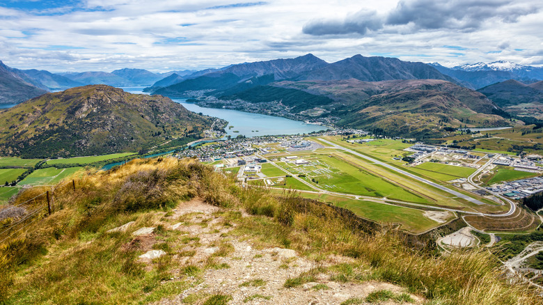 Vue sur le dessus sur l'île Queenstown et le lac Wakatipu, Nouvelle-Zélande