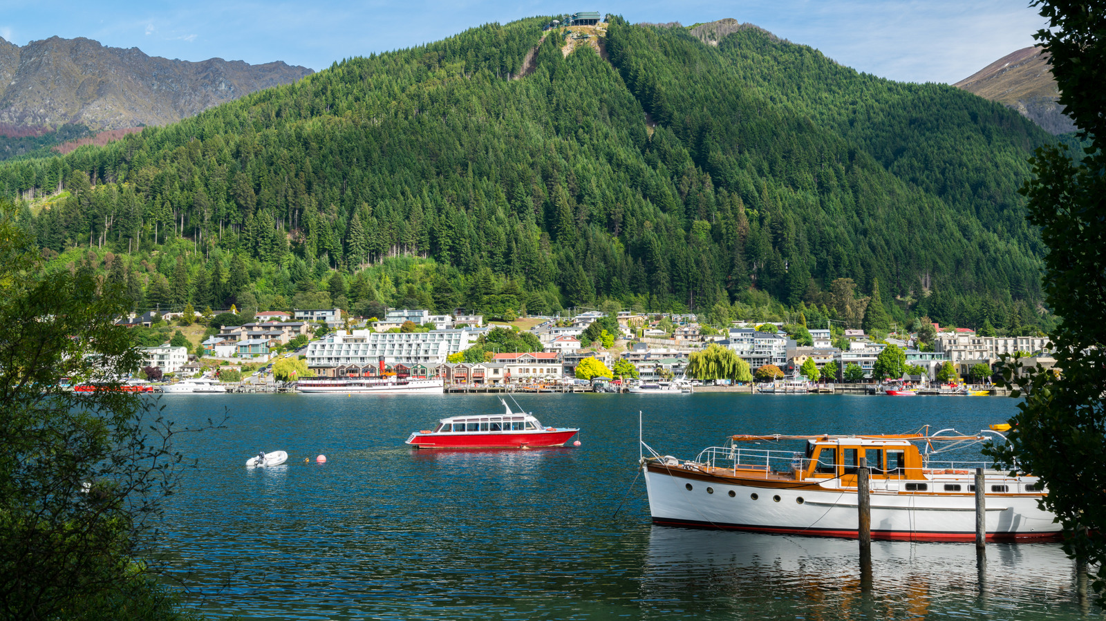 Cette nation insulaire avec des montagnes émeraude pittoresques est un aimant pour les voyageurs solo en plein air