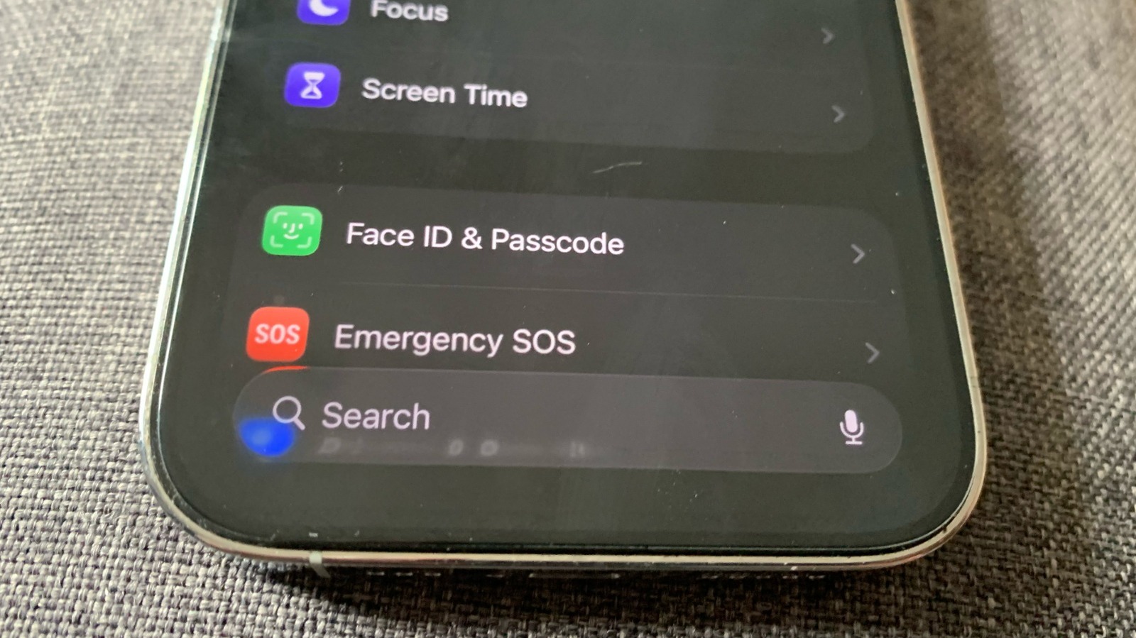 Pouvez-vous déplacer la barre de recherche vers le sommet dans iOS 26?