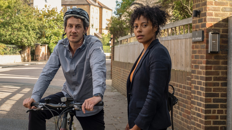 Dustin Demri-Burns et Rosalind Eleazar comme Min et Louisa dans Slow Horses Saison 2, épisode 1