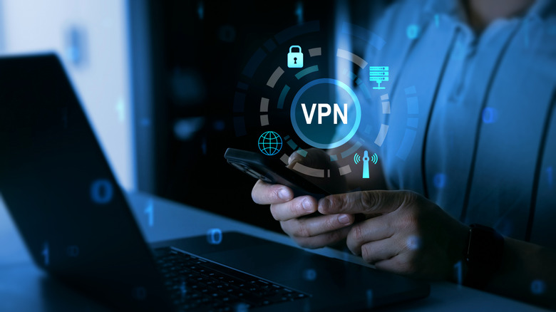 Un utilisateur se connecte à un VPN sur son téléphone et son ordinateur portable.