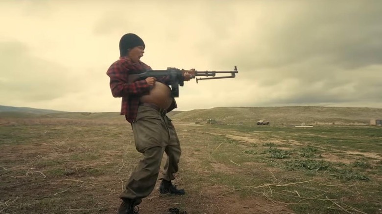 Perfia Beverly Hills tirant une arme à feu dans une bataille après l'autre