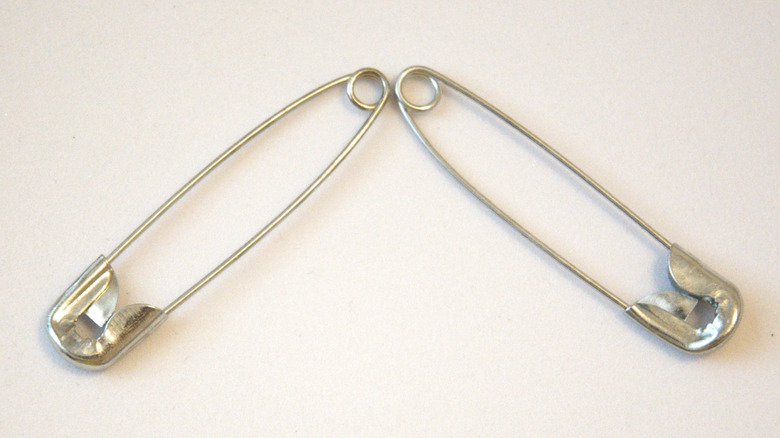 Deux épingles de sécurité avec les trous inférieurs face à face