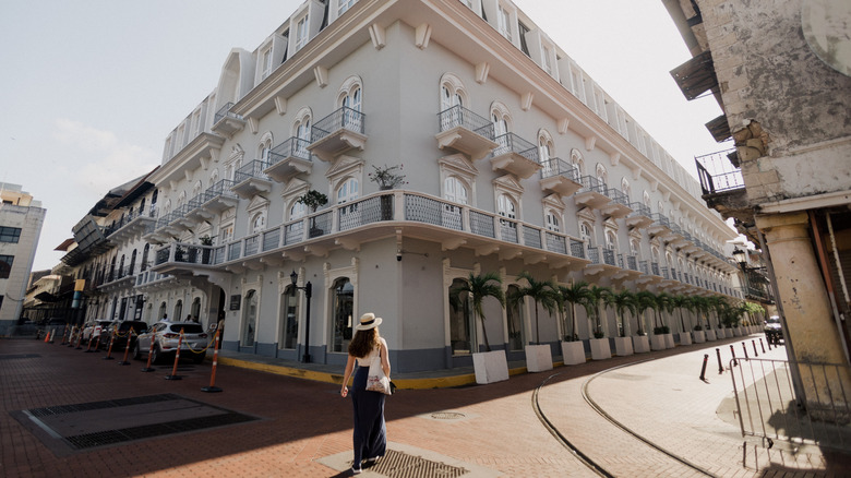 Fille marchant dans les rues de la vieille ville de Panama City
